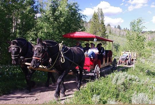 Parade Rest Ranch Hotel West Yellowstone Exterior photo