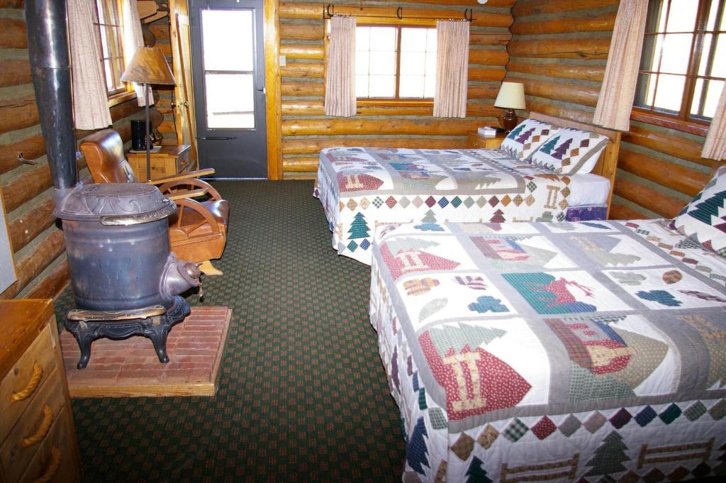 Parade Rest Ranch Hotel West Yellowstone Room photo