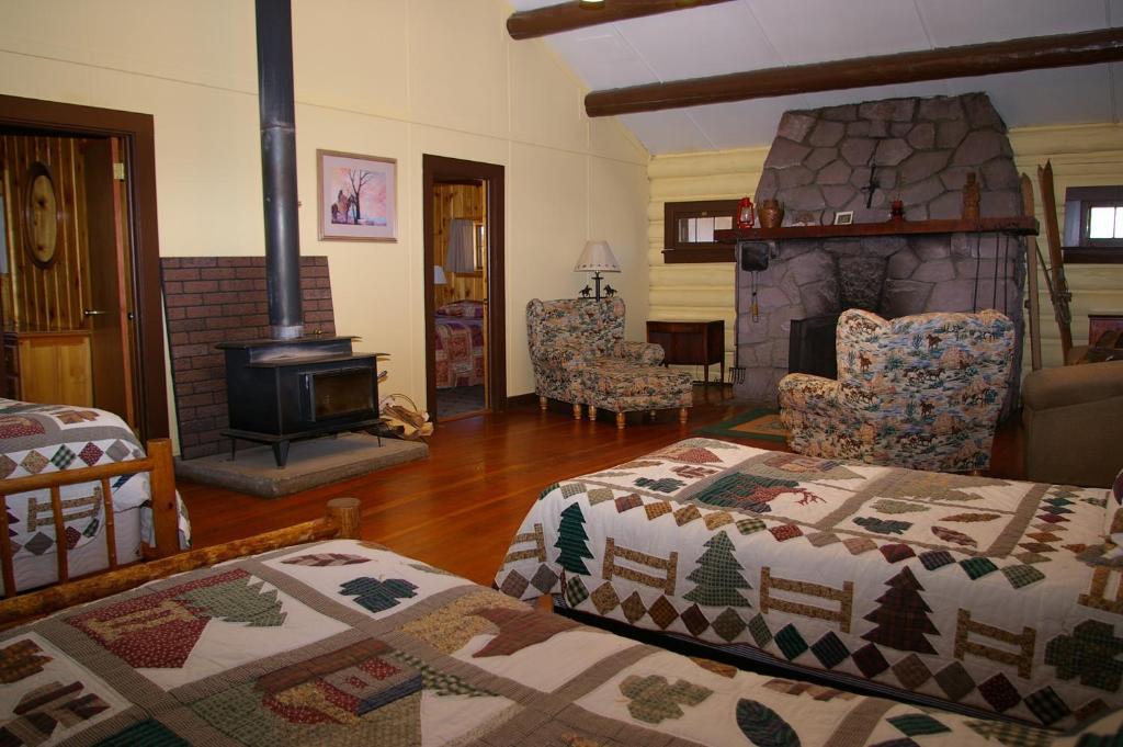 Parade Rest Ranch Hotel West Yellowstone Room photo