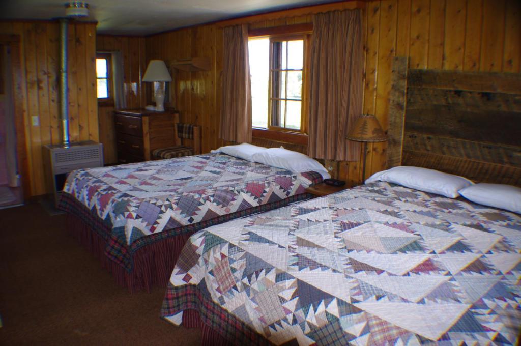 Parade Rest Ranch Hotel West Yellowstone Room photo