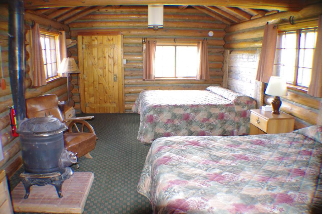 Parade Rest Ranch Hotel West Yellowstone Room photo